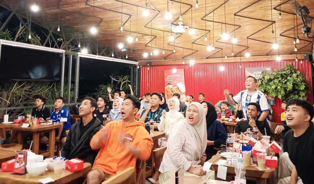 Kegiatan dukungan Bobotoh melalui program Nobar Biru Persib