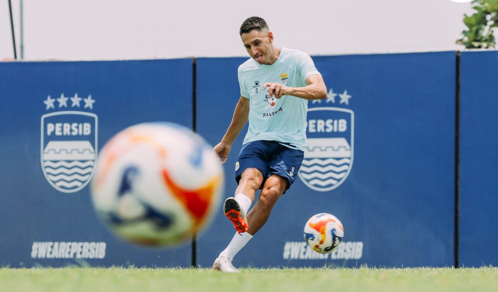 Luka Menalo bersama Persib menjelang pertandingan melawan Port FC
