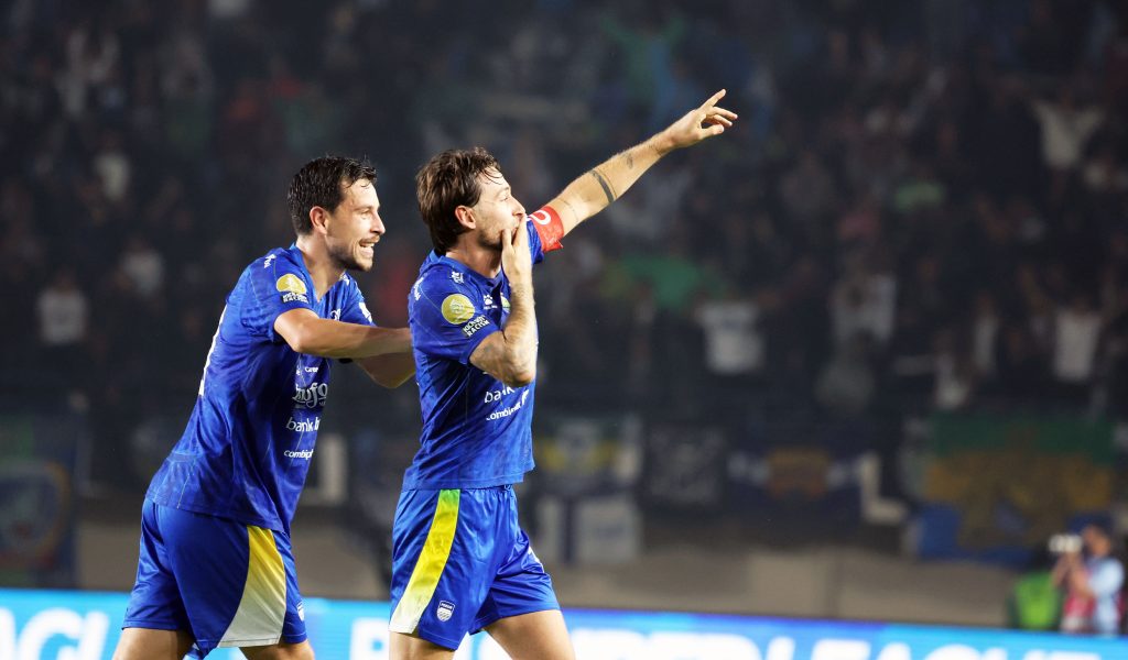 Pemain Persib berjuang dalam pertandingan melawan Dewa United