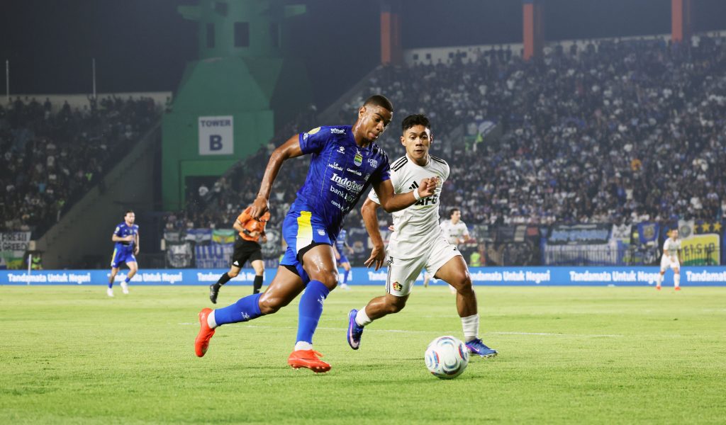 Aksi pertandingan Persib Bandung melawan Persik Kediri pada 18 Oktober 2026