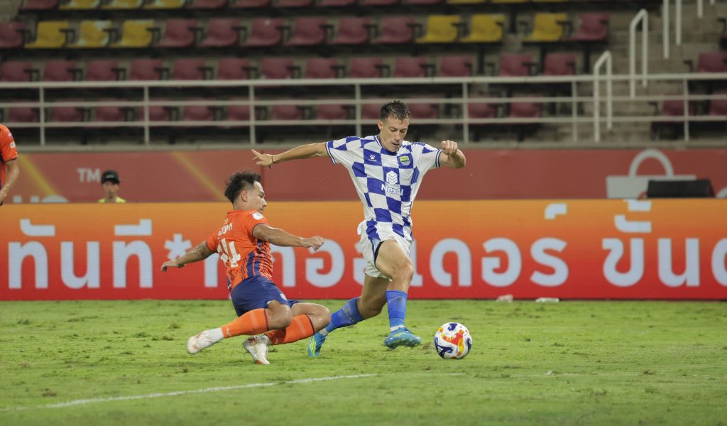 Pemain Persib merayakan kemenangan atas Port FC